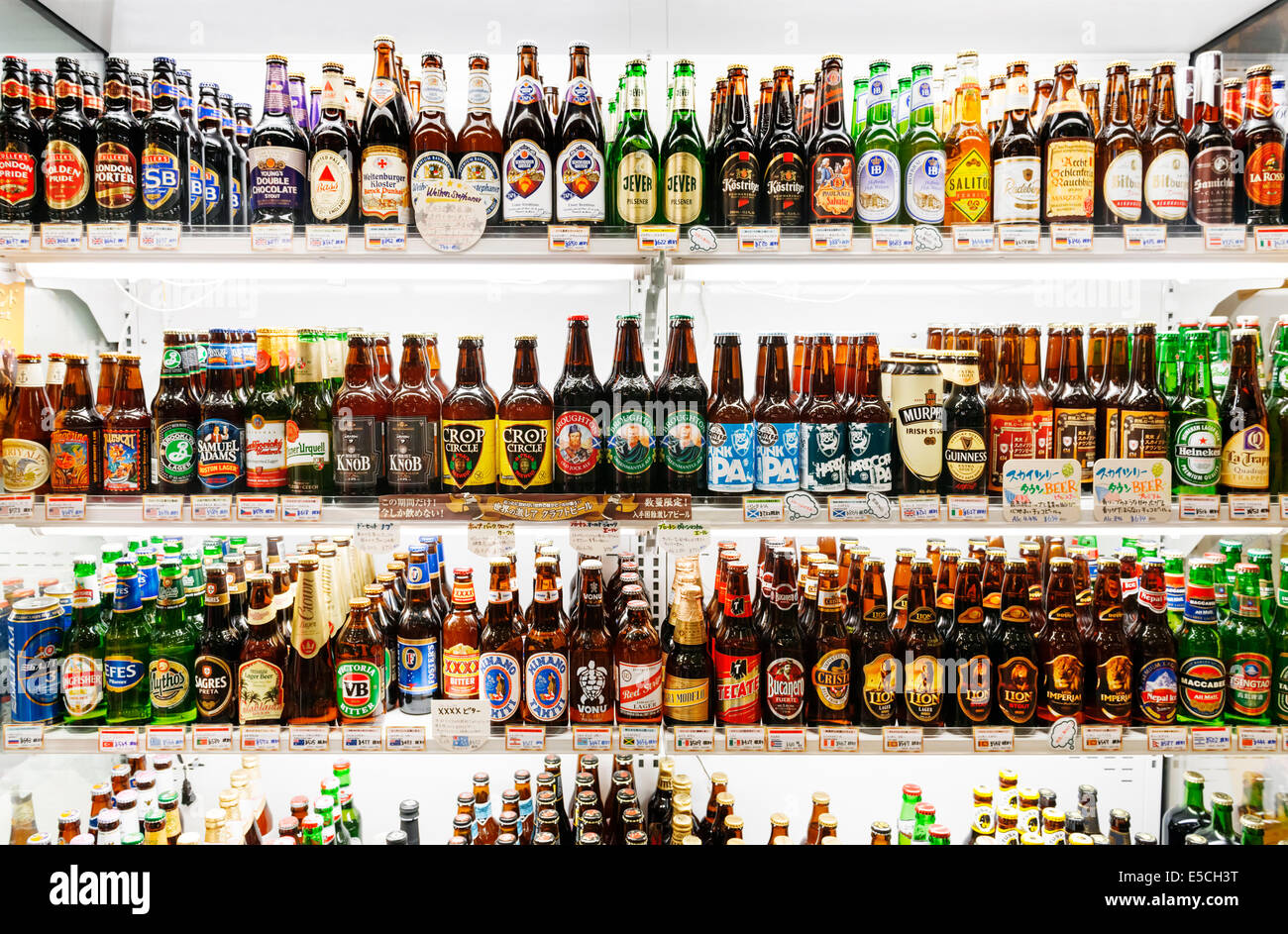 Las cervezas importadas en los estantes de una tienda de cerveza Japonesa. Tokio, Japón. Foto de stock