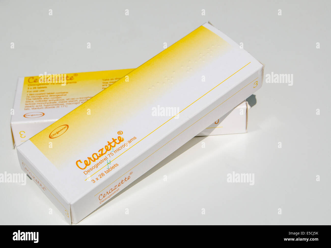 BASINGSTOKE, Reino Unido, 1 de junio de 2014: Dos paquetes de píldoras anticonceptivas Cerazette sobre un fondo blanco. Fabricado por Merck Sharp Foto de stock