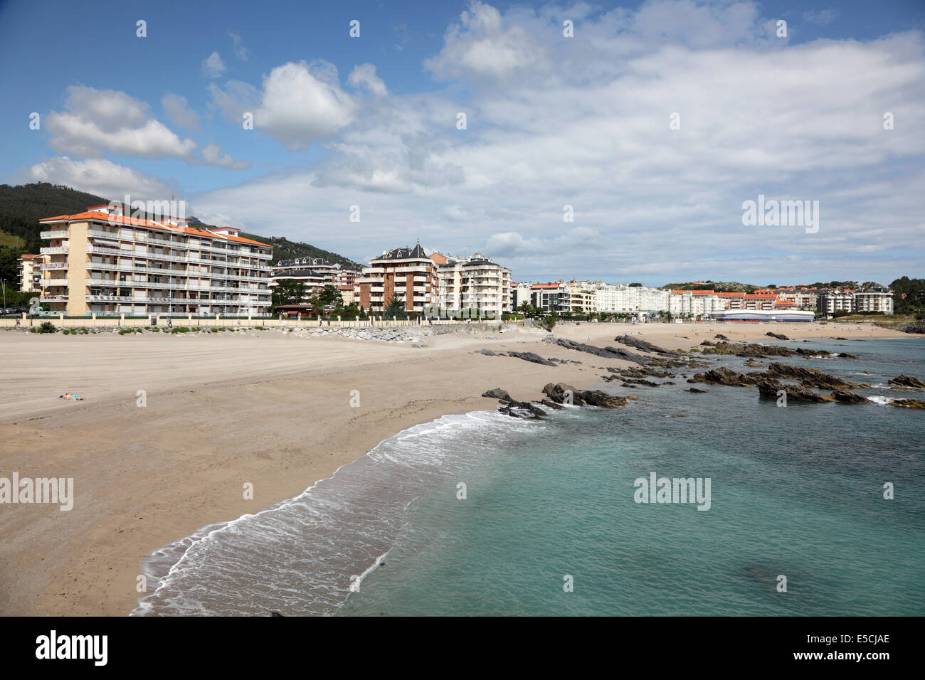 Playa de Ostende playa en la ciudad de Castro Urdiales. Cantabria, ESPAÑA Foto de stock