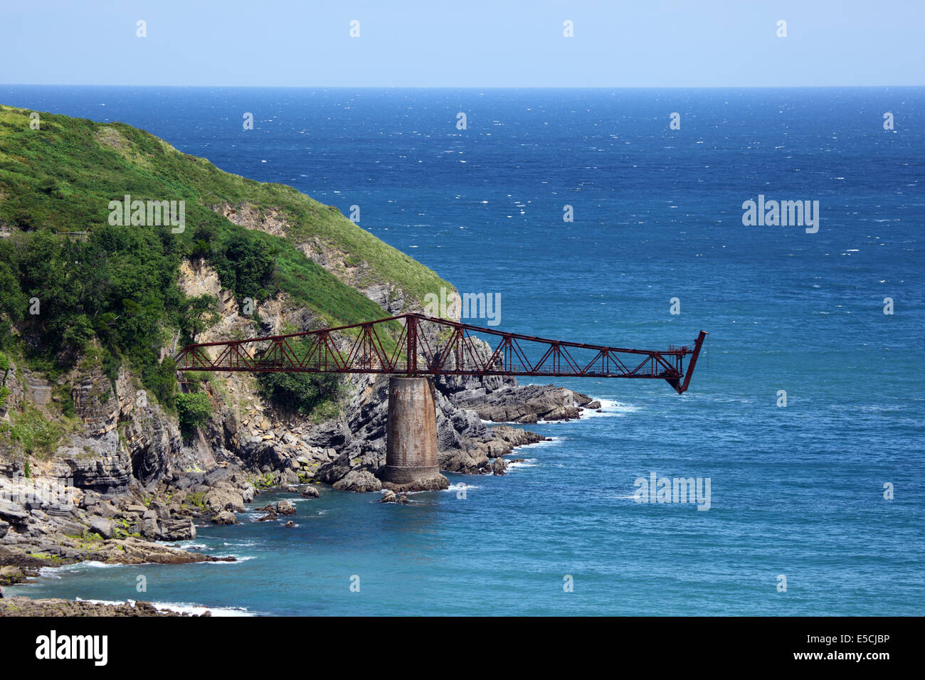 Viejo puente de hierro en la costa del océano atlántico en Cantabria, ESPAÑA Foto de stock