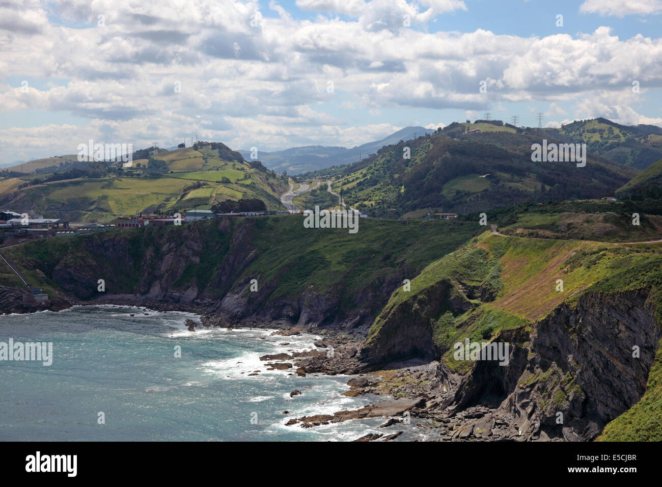 Océano Atlántico costa rocosa en Castro Urdiales, en Cantabria, ESPAÑA Foto de stock