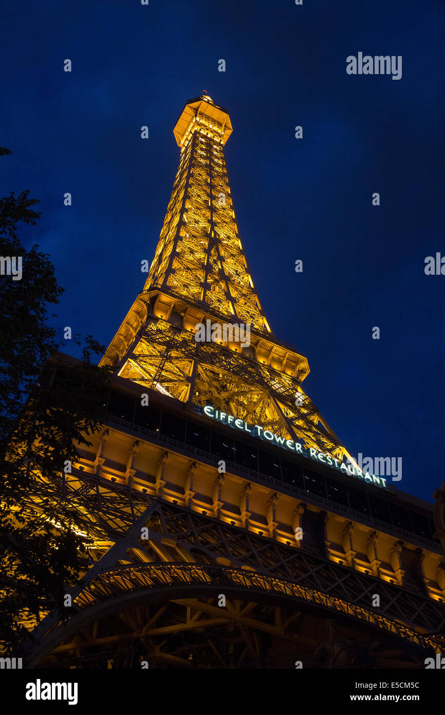 El Eiffel Tower Restaurant en el Paris hotel y casino ubicado en Las Vegas Strip en Paradise, Nevada. Foto de stock