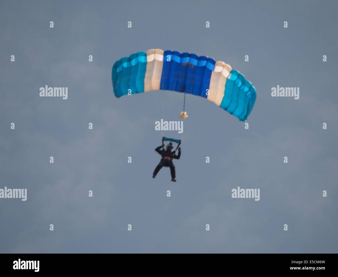 Paracaídas con una luz azul y rayas blancas y azules de corteza canopy Foto de stock