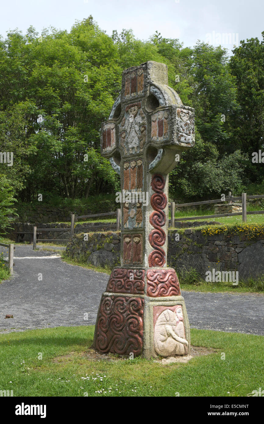 Réplica de una cruz de piedra Celta, el Irish National Heritage Park, cerca de Wexford, Condado de Wexford, Leinster, Irlanda Foto de stock