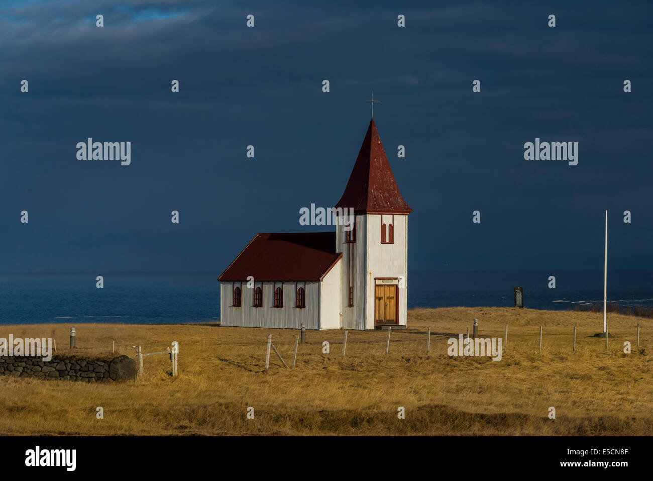Iglesia de Hellnar, Snaefellsness, Vesturland, Islandia Foto de stock