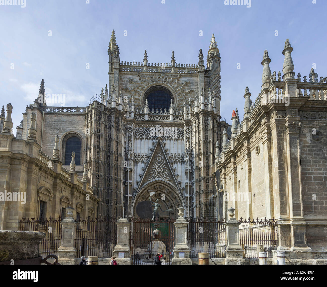 El portal lateral de Santa María de la Sede, la Catedral de Sevilla, Sevilla, provincia de Sevilla, Andalucía, España Foto de stock