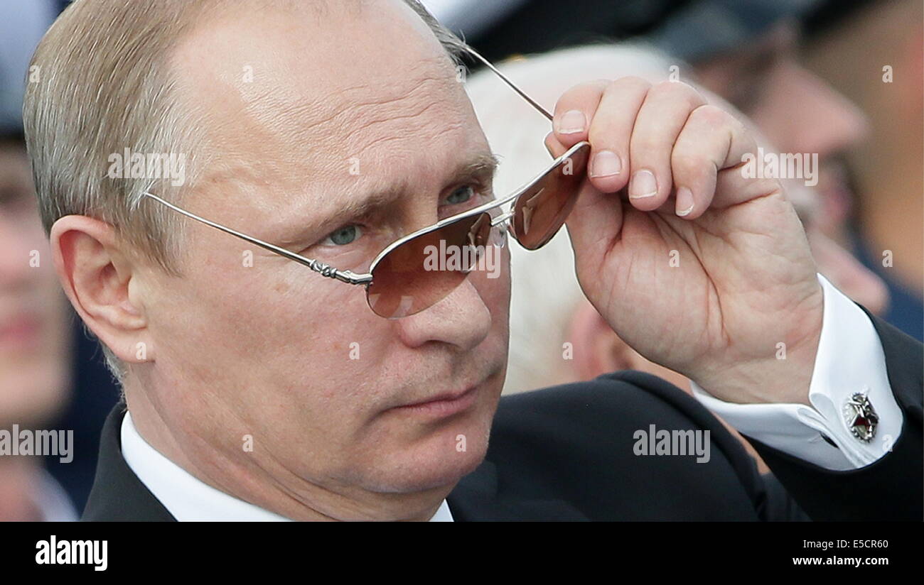 itar-tass-region-de-murmansk-rusia-julio-27-2014-el-presidente-de-rusia-vladimir-putin-relojes-marcando-un-desfile-del-dia-de-la-marina-rusa-foto-itar-tass-mikhail-metzel-e5cr60.jpg
