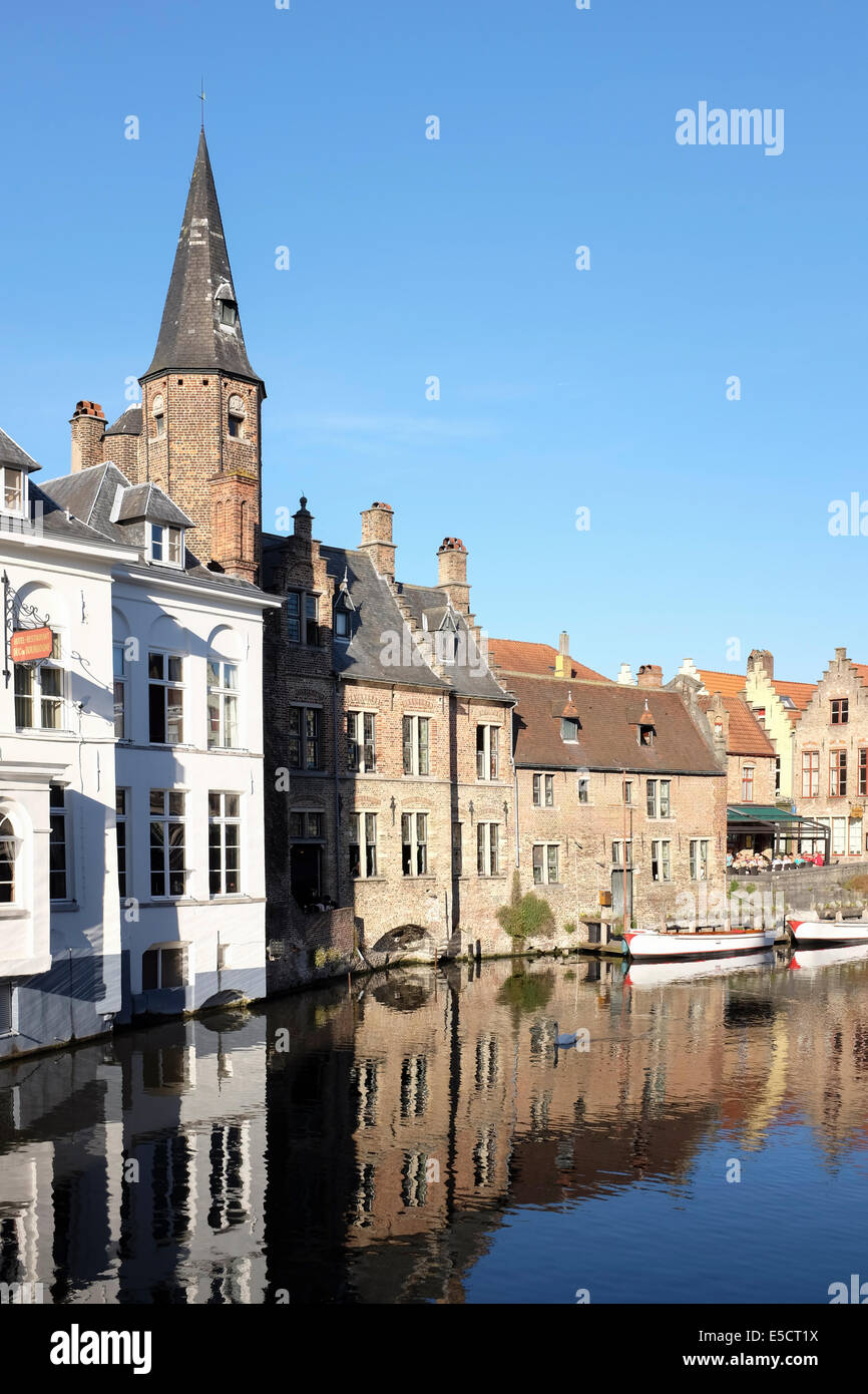 Edificios históricos a lo largo de la canal de Brujas, Bélgica Foto de stock