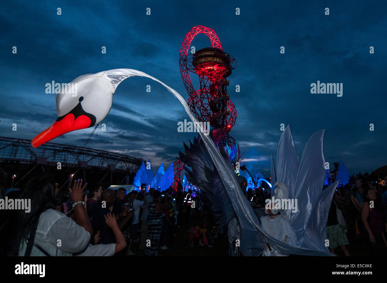 Stratford, Londres, Reino Unido, 27 de julio de 2014. El Gran Carnaval británico celebra el segundo aniversario de la ceremonia de apertura de los Juegos Olímpicos de Londres 2012 así como marca el punto intermedio entre los Juegos Olímpicos de Londres y de Río de Janeiro. El punto culminante fue el Carnaval de los animales finale: con homegrown ejecutantes, locales de carnavales en Newham, Hackney, Tower Hamlets y Waltham Forest, músicos y criaturas carnavalesco iluminada por artistas pirotécnicos desde Gran Bretaña más antigua del carnaval en Bridgwater. Crédito: Stephen Chung/Alamy Live News Foto de stock