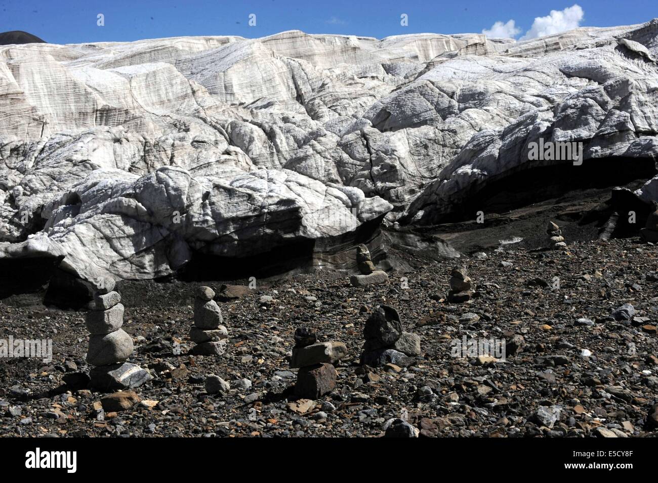 Nagqu. El 15 de julio de 2014. Foto tomada el 15 de julio de 2014 muestra la fusión del hielo del glaciar en Shuanghu Purog Kangri County, Nagqu, al suroeste de la Región Autónoma del Tíbet de China. Como el terreno más alto en el mundo de latitudes medias, China meseta Qinghai-Tibet está ahora bajo la influencia negativa del calentamiento global. Purog Kangri Glaciar, la tercera más grande del mundo, se ha reducido en 50 metros a lo largo de los últimos 30 años. © Tang Zhaoming/Xinhua/Alamy Live News Foto de stock