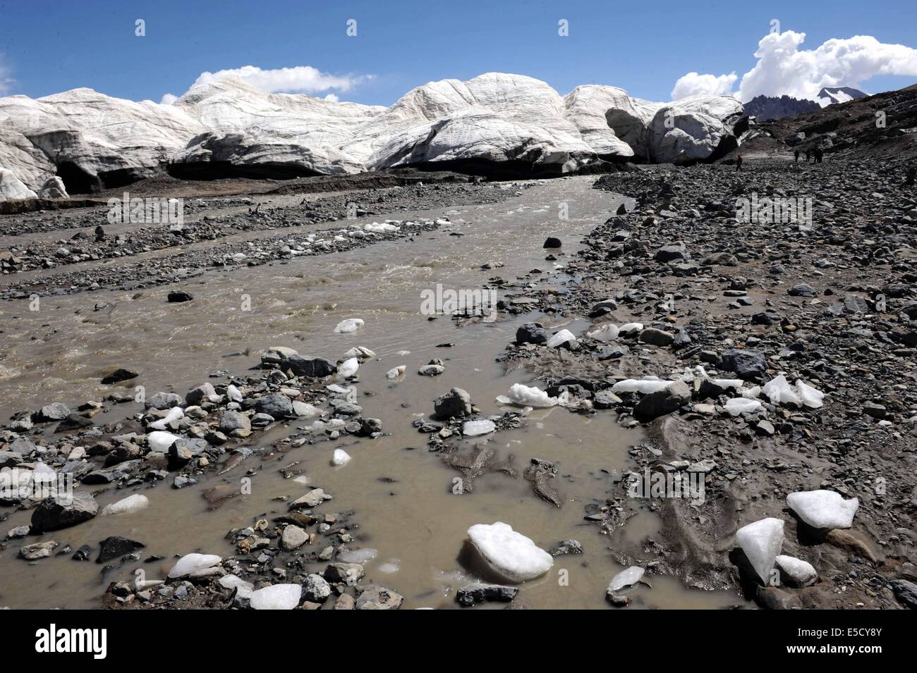 Nagqu. El 15 de julio de 2014. Foto tomada el 15 de julio de 2014 muestra la fusión del hielo del glaciar en Shuanghu Purog Kangri County, Nagqu, al suroeste de la Región Autónoma del Tíbet de China. Como el terreno más alto en el mundo de latitudes medias, China meseta Qinghai-Tibet está ahora bajo la influencia negativa del calentamiento global. Purog Kangri Glaciar, la tercera más grande del mundo, se ha reducido en 50 metros a lo largo de los últimos 30 años. © Tang Zhaoming/Xinhua/Alamy Live News Foto de stock