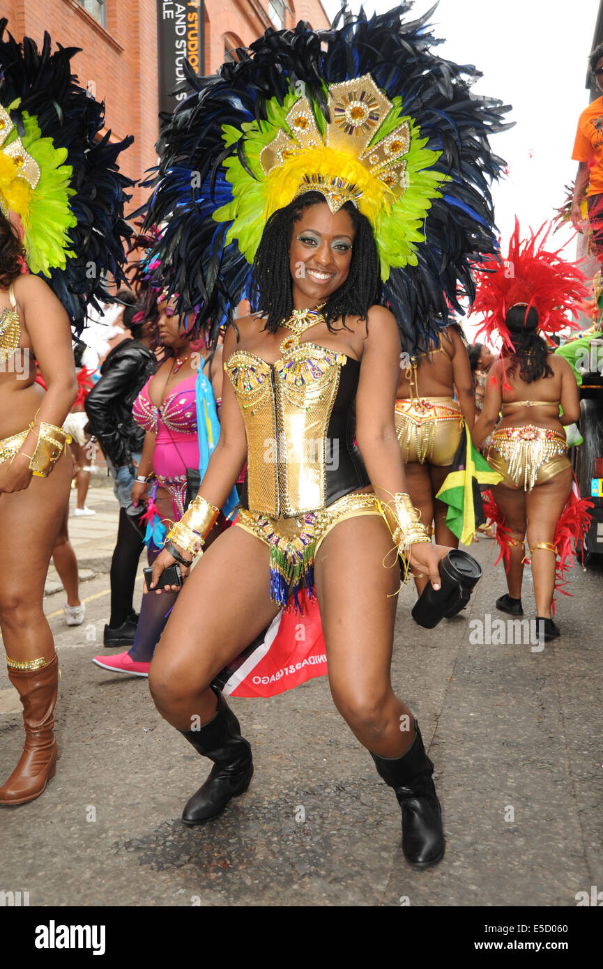 La mujer en el Carnaval de Notting Hill vestidos de traje tradicional festival del Caribe Foto de stock