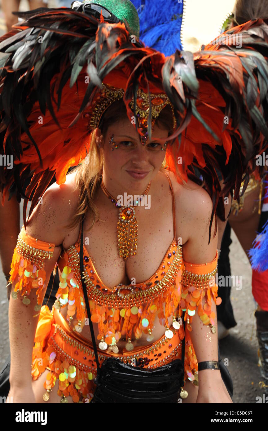 La mujer en el Carnaval de Notting Hill vestidos de traje tradicional festival del Caribe Foto de stock
