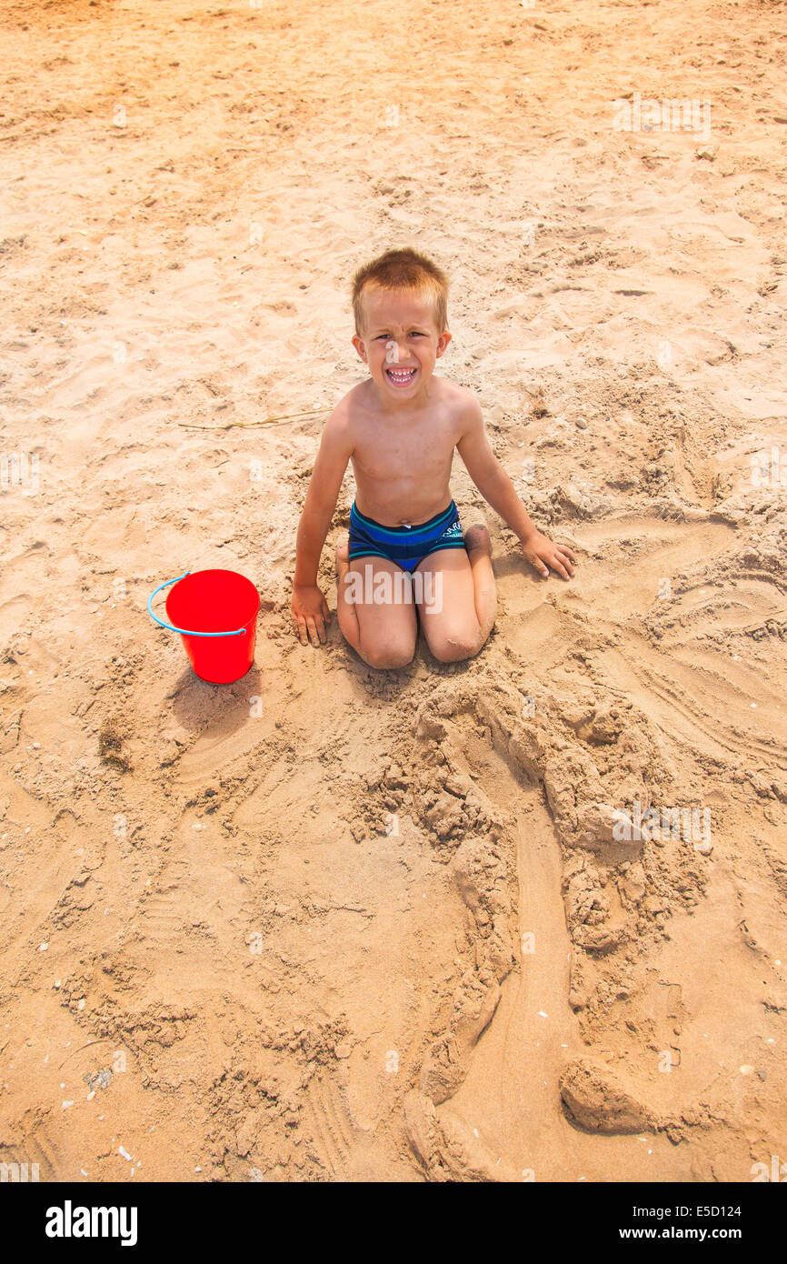 Pequeño muchacho en la playa Foto de stock