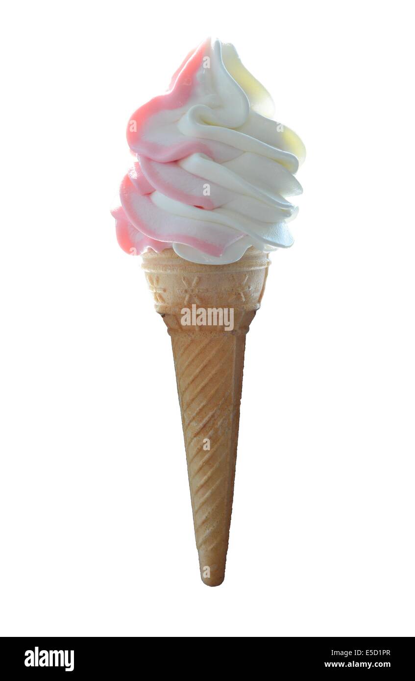 Fresa y Vainilla suave servir helado en cono aislado sobre un fondo blanco. Foto de stock