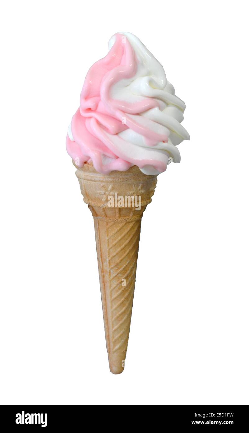 Fresa y Vainilla suave servir helado en cono aislado sobre un fondo blanco. Foto de stock
