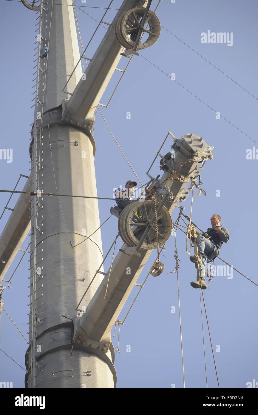 Italia, la reconstrucción de una línea eléctrica de alta tensión con bajo impacto ambiental y escénica pilones Foto de stock