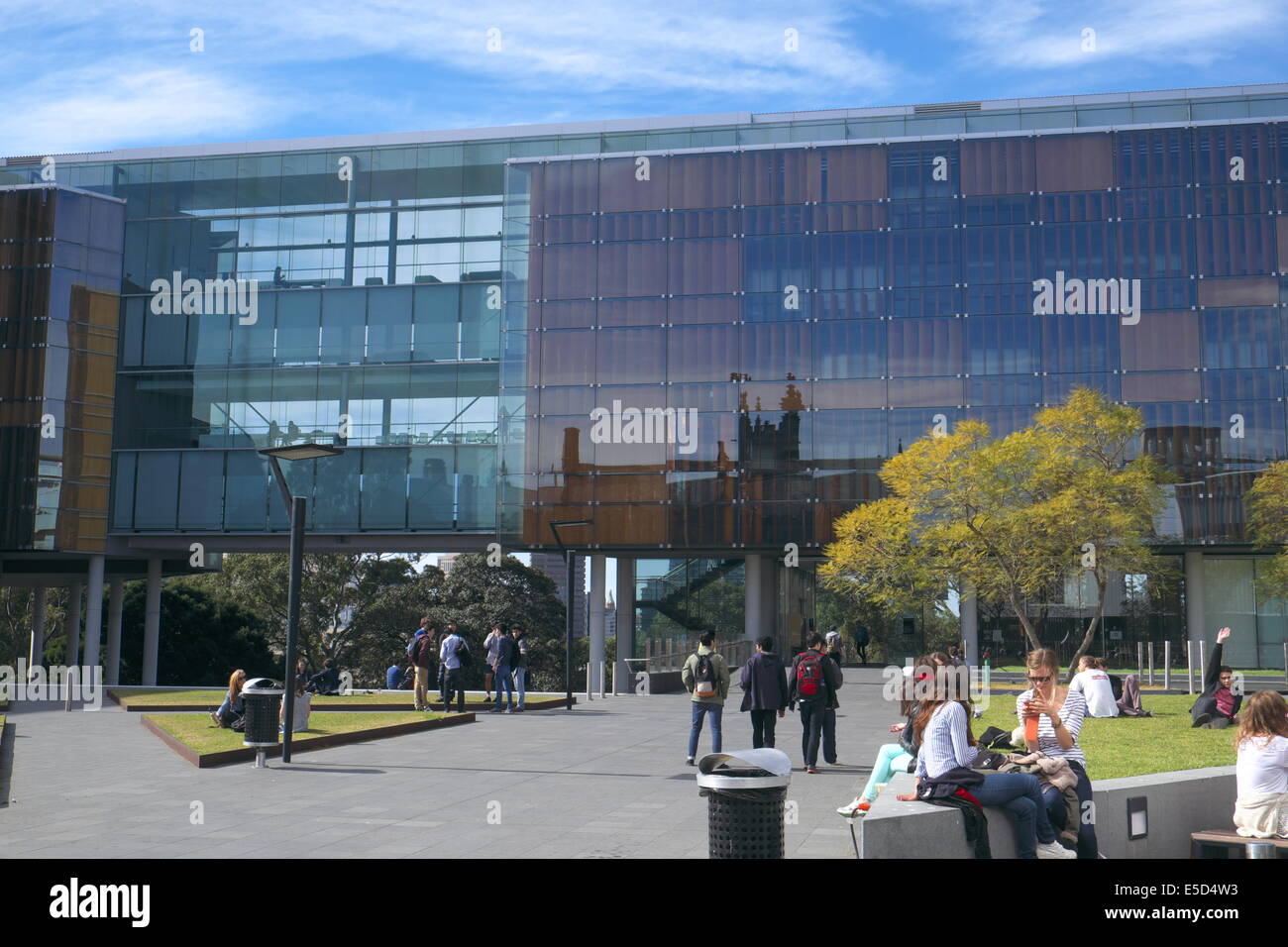 Moderno edificio de la facultad de derecho de la Universidad de Sydney el campus en Sydney's Inner West, Nueva Gales del Sur, Australia Foto de stock