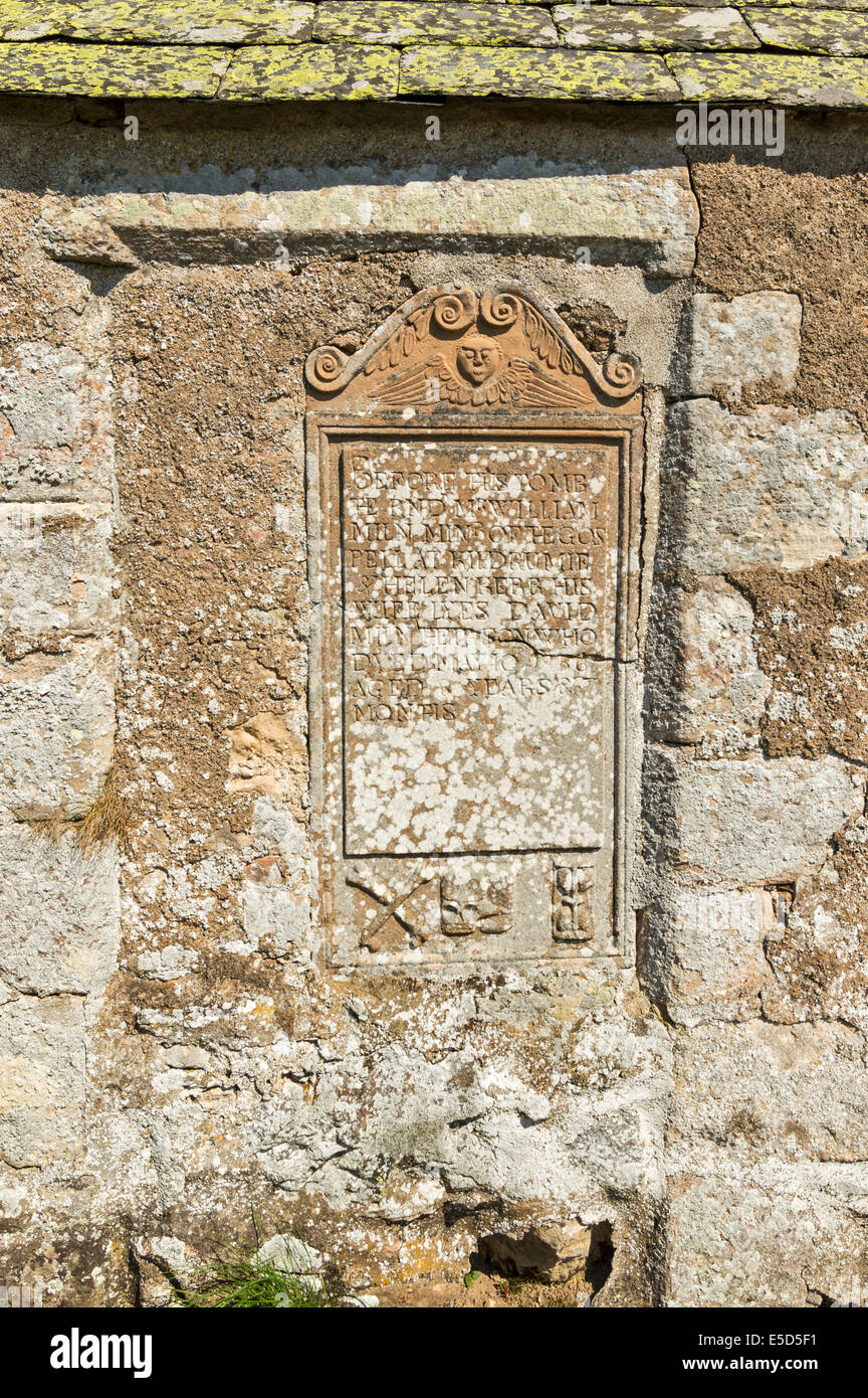 KILDRUMMY VIEJO KIRK o iglesia con lápida en la pared Foto de stock
