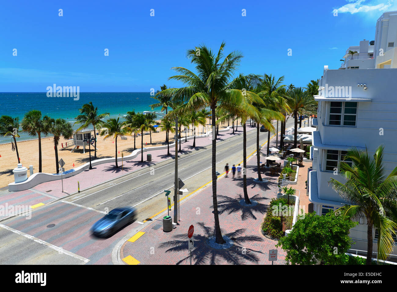 En Sunrise Beach Ft.Lauderdale con palmeras y característica de entrada de playa. Foto de stock