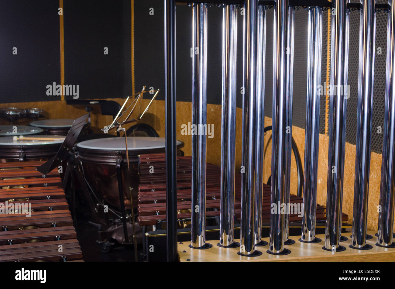 Tubular Bells en el contexto de otros instrumentos de percusión Foto de stock