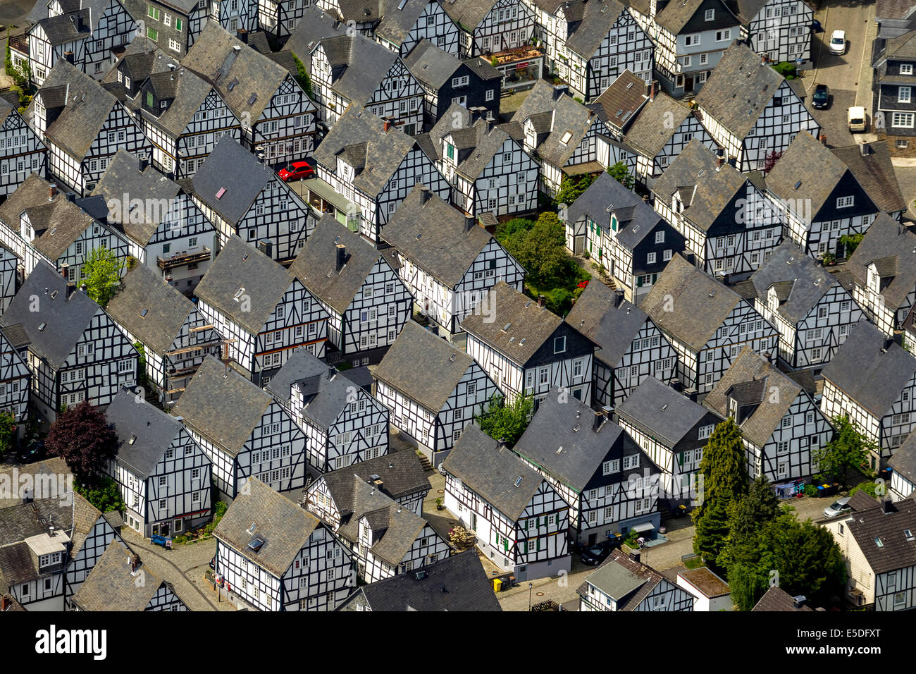 Vista aérea, casas con entramados de madera, las manchas de la edad, el núcleo histórico de la ciudad, Freudenberg, Renania del Norte-Westfalia, Alemania Foto de stock