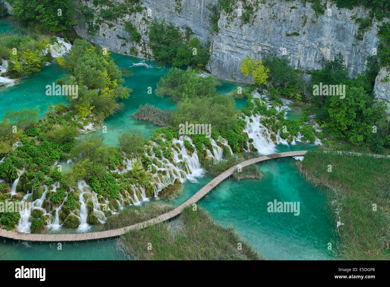 Paseo sobre el lago, el Parque Nacional de Plitvice, Plitvice Jezera, Croacia Lika-Senj Foto de stock