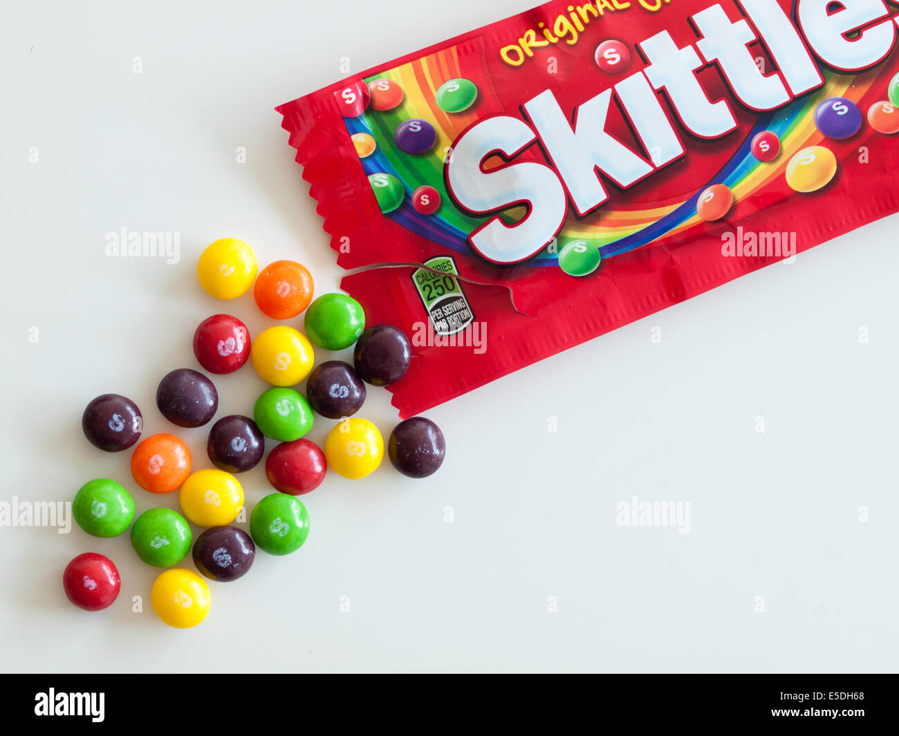 Un paquete de Original Fruit Skittles, con sabor a frutas dulces producidos  y comercializados por William Wrigley Jr. Company Fotografía de stock -  Alamy