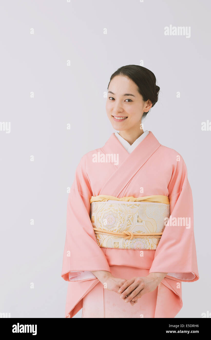 Jovencita Japonesa En Un Kimono Tradicional Contra El Fondo Blanco