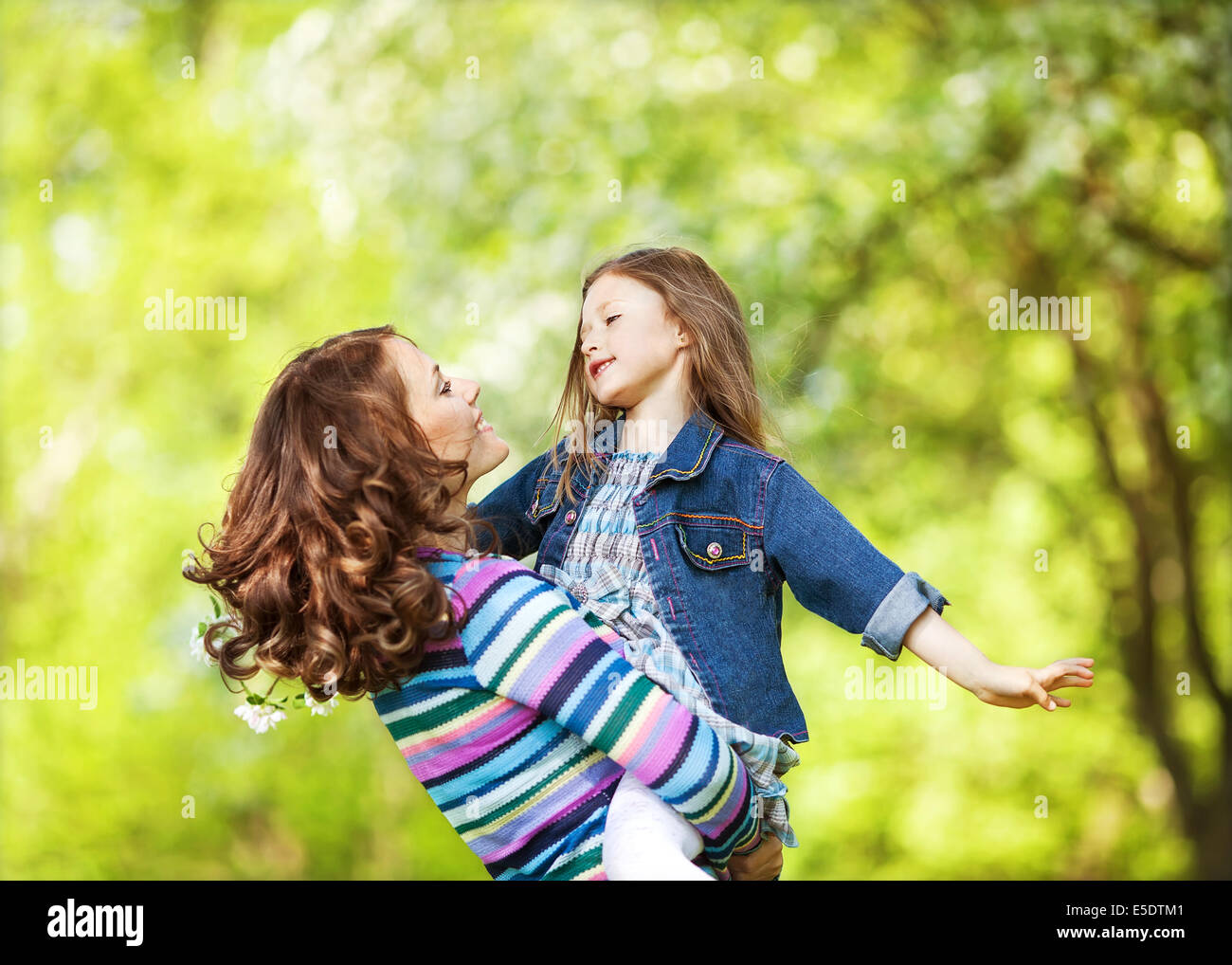 Madre e hija en el parque. Día de la madre Fotografía de stock Alamy