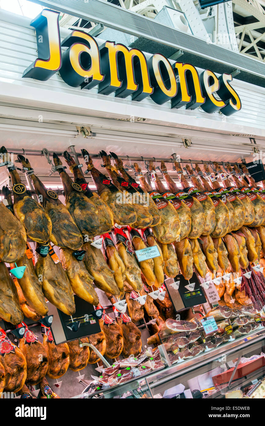 Los jamones o español jamones colgando en el Mercado Central, Valencia, Comunidad Valenciana, España Foto de stock