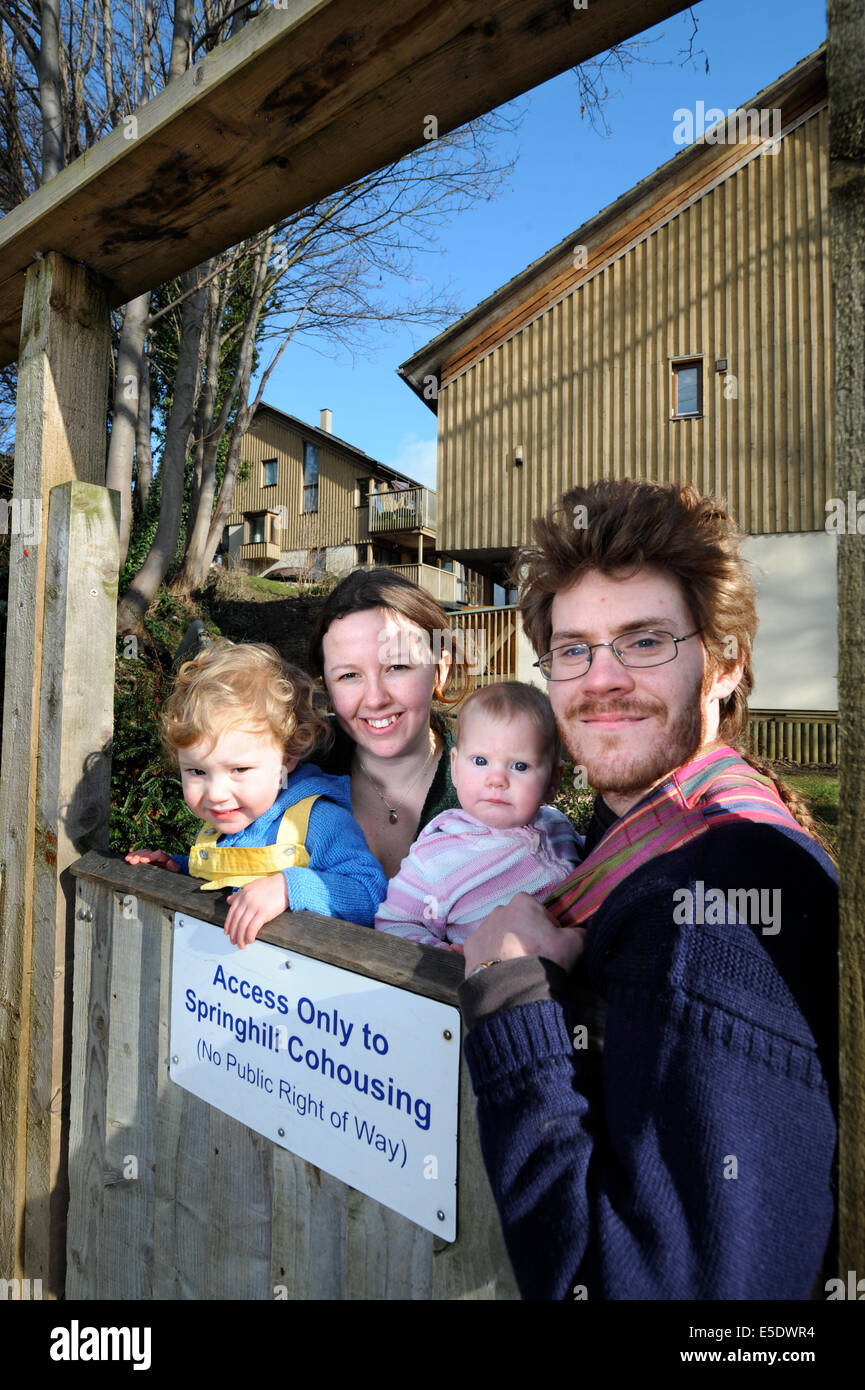 Una joven familia en el Springhill Co-viviendas comunidad en Stroud, Gloucestershire, Reino Unido Foto de stock