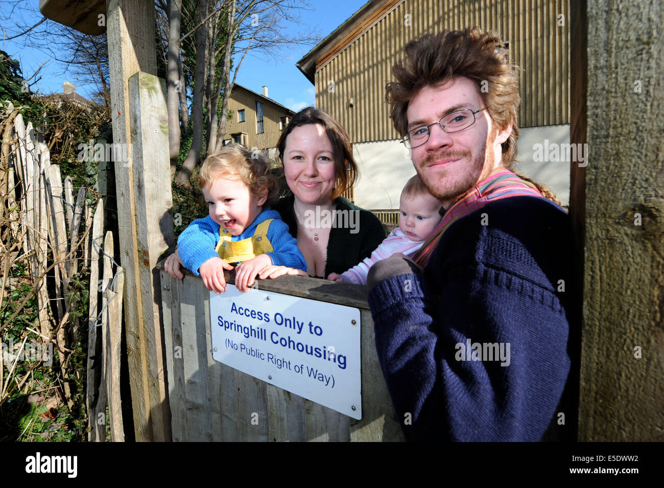 Una joven familia en el Springhill Co-viviendas comunidad en Stroud, Gloucestershire, Reino Unido Foto de stock