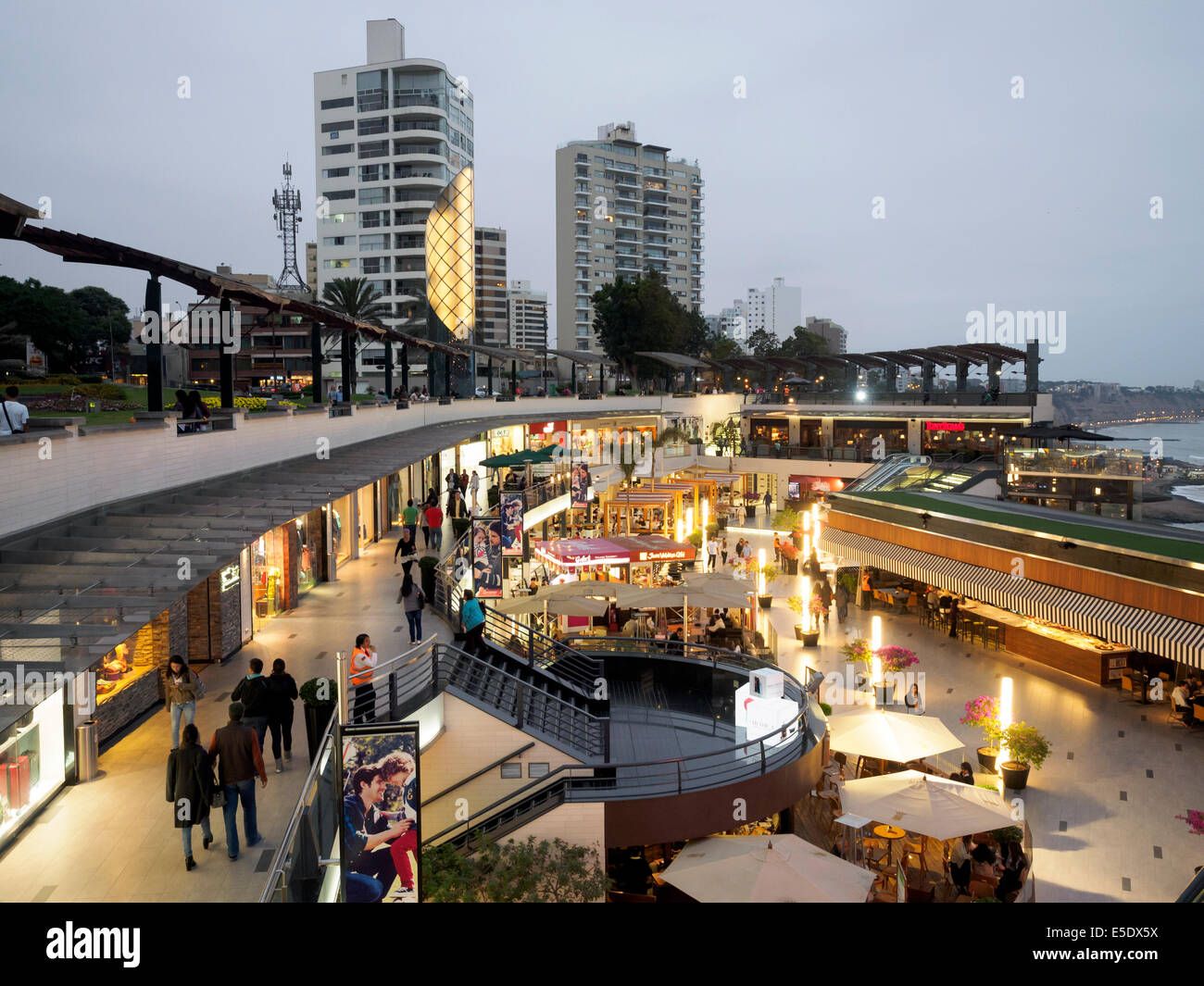 Larcomar mall en el distrito de Miraflores, Lima, Perú Fotografía de stock  - Alamy