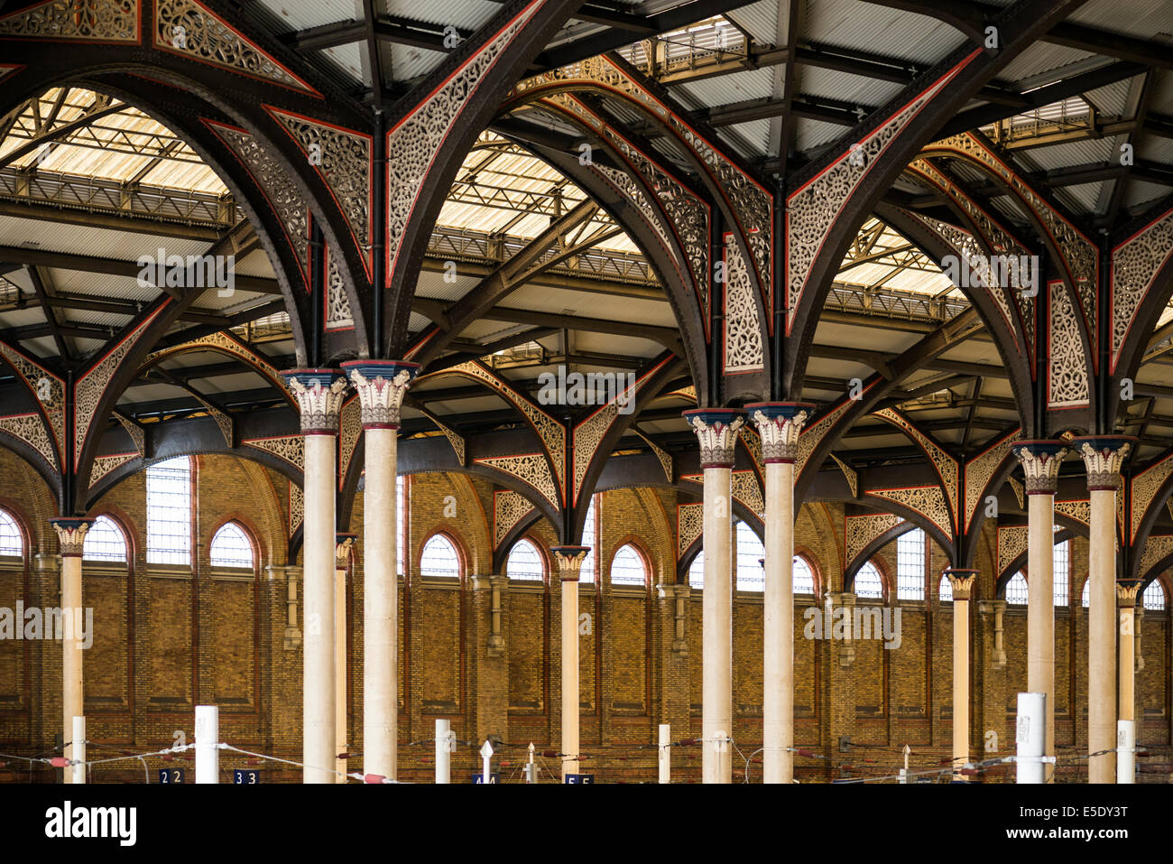 Pilares y arcos decorativos de hierro forjado victoriano apoyar el techo  del hombre ferrocarril derramó en Liverpool Street Station Fotografía de  stock - Alamy