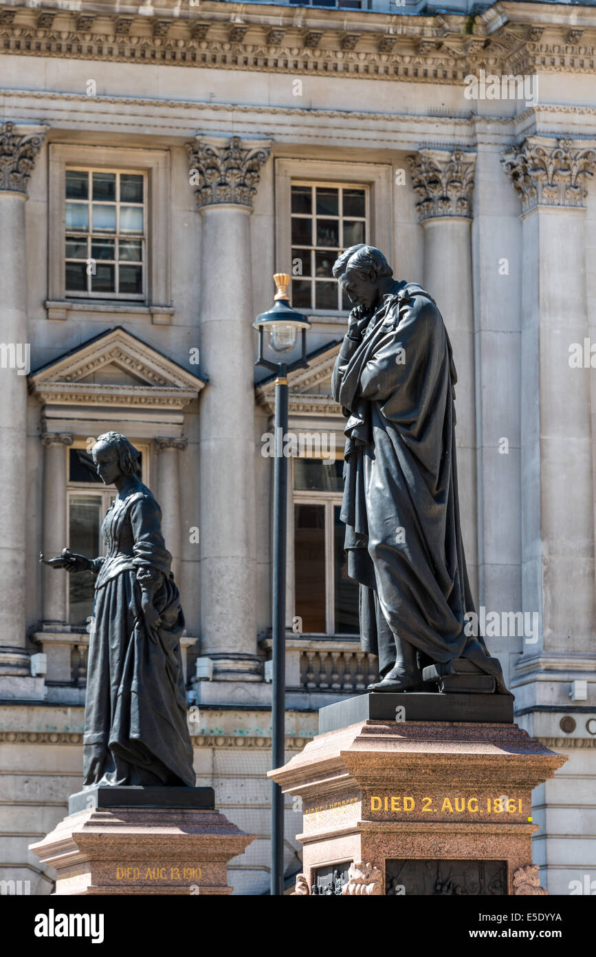 Una estatua de Florence Nightingale, enfermera y Sidney Herbert en el Memorial de la guerra de Crimea, un memorial en Londres Foto de stock