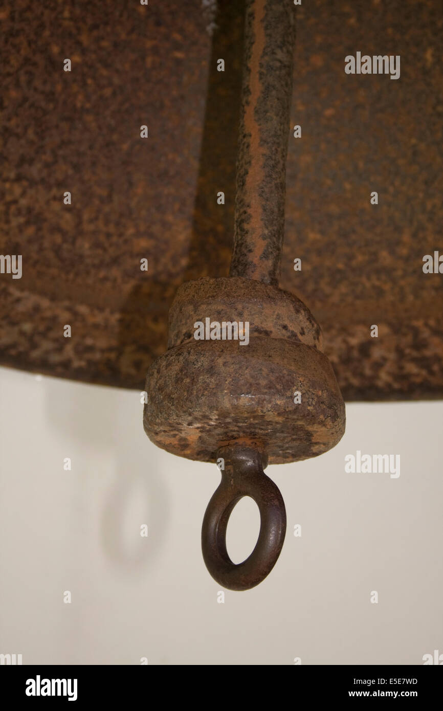 Cierre de una sección del interior de una antigua campana oxidada. Foto de stock