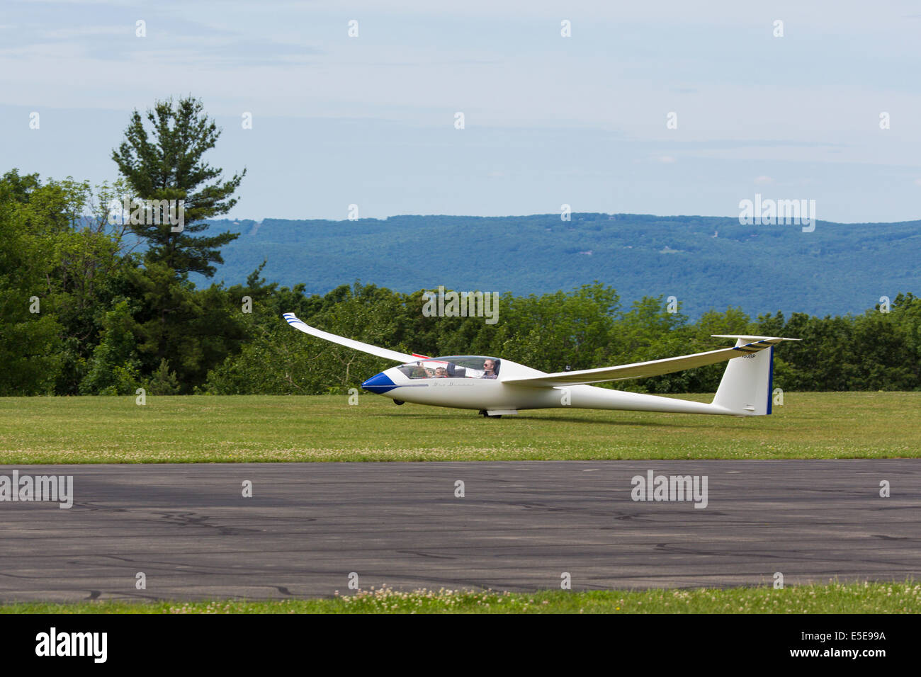 Planeador de aterrizar en Harris Hill Soaring Center en Horseheads cerca de Elmira Nueva York Foto de stock