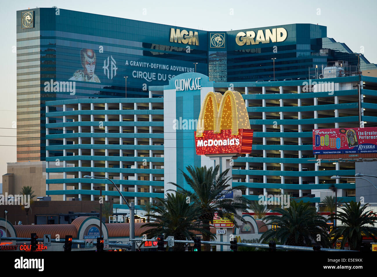 El MGM Grand Hotel de Las Vegas es un casino situado en Las Vegas Strip en Paradise, Nevada. Enmarcado por un McDonalds golden arch Foto de stock
