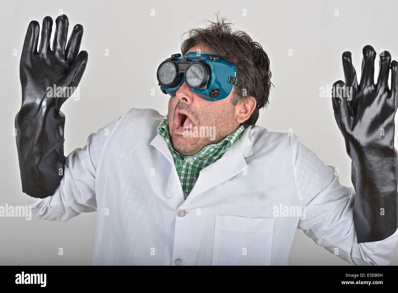 El científico loco vistiendo una protección ocular y guantes. Foto de stock