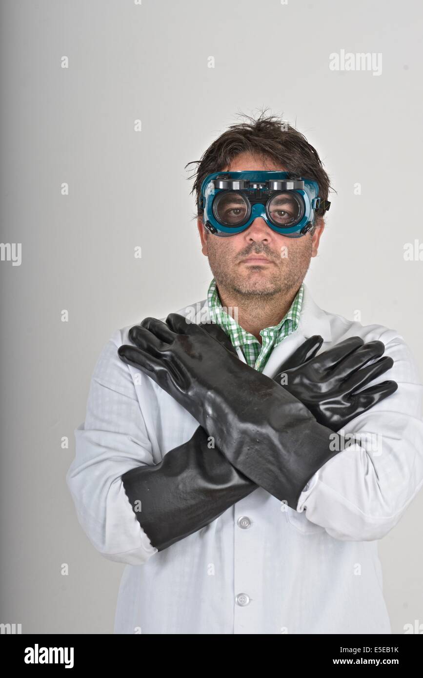 El científico loco vistiendo una protección ocular y guantes. Foto de stock