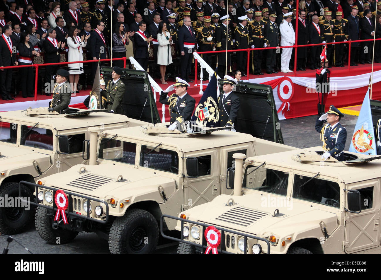 Lima. El 29 de julio, 2014. La imagen tomada el 29 de julio de 2014 muestra las fuerzas del Ejército Peruano en el desfile militar en Lima, Perú. El desfile militar que se llevó a cabo como parte de las actividades de celebración del Día de la Independencia del Perú. Crédito: Luis Camacho/Xinhua/Alamy Live News Foto de stock