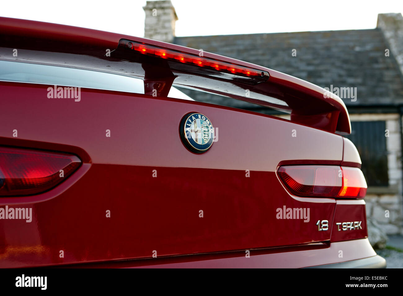 Alerón trasero y de alto nivel de la luz de freno en la parte trasera de Alfa Romeo 156 Foto de stock