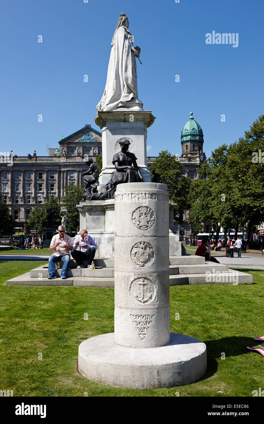 Monumento conmemorativo de la segunda guerra mundial de la USAF en terrenos del ayuntamiento de Belfast, en el centro de la ciudad. Foto de stock