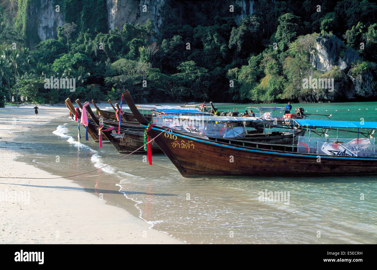 Botes de cola larga sobre Ray Lay de playa en Krabi, Tailandia Foto de stock