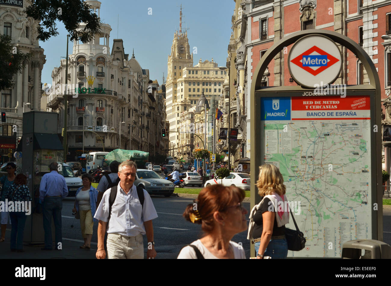 El centro de Madrid, en la Calle de Alcalá, por la estación de metro Banco de España Foto de stock