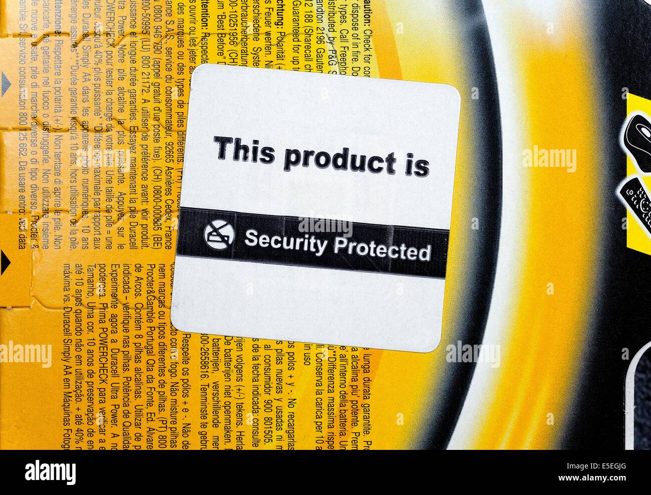 Protección de seguridad etiqueta adhesiva en la parte posterior de un pack de baterías Foto de stock