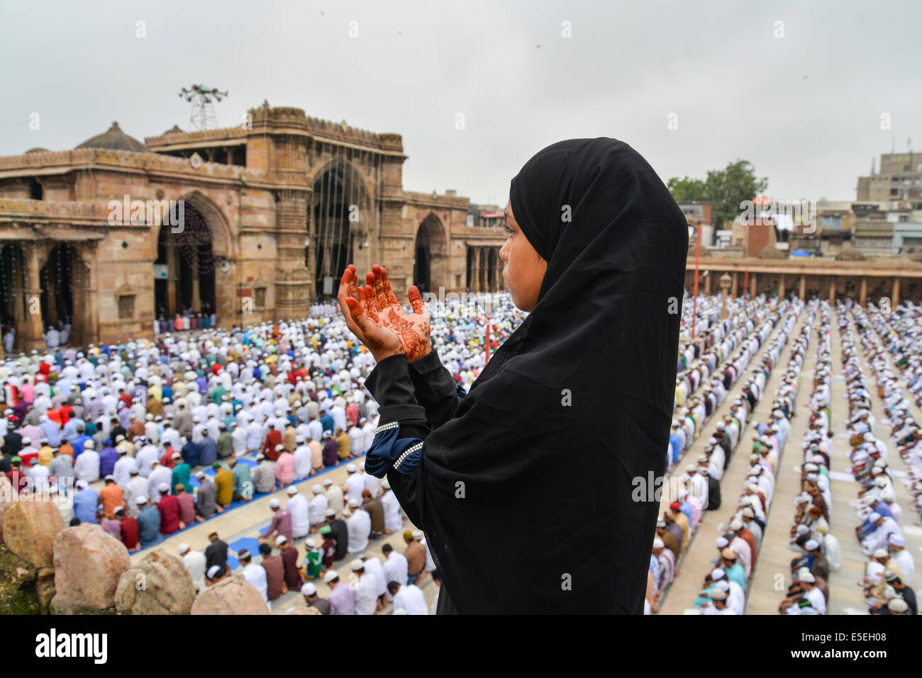En Ahmedabad, India. El 29 de julio, 2014. Los musulmanes celebran el Eid al-Fitr, que marca el final del mes de Ramadán, el Eid al-Fitr es el fin de Ramazan y el primer día del mes de Shawwal de todos los musulmanes, en Jama Masjid, Ahmedabad, India. Crédito: Nisarg Lakhmani/Alamy Live News Foto de stock