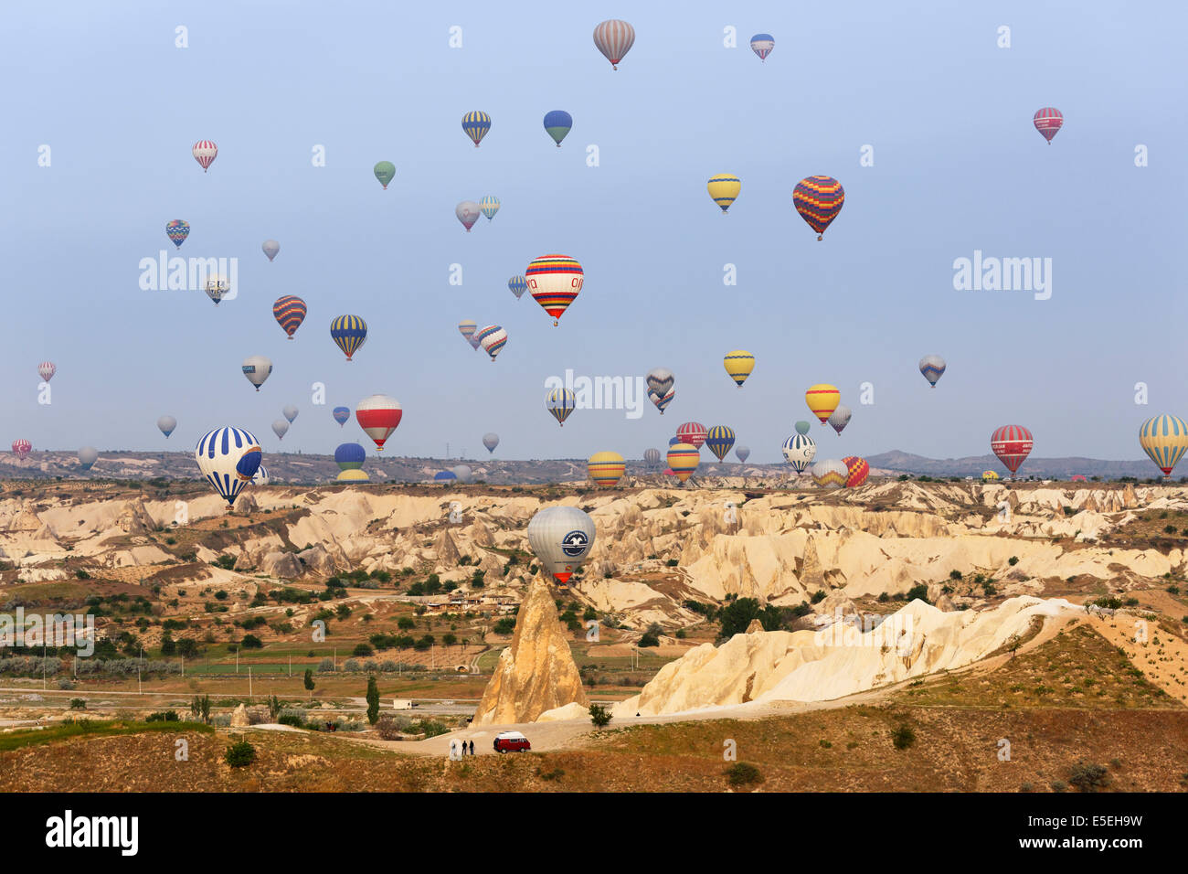 Los globos de aire caliente, el Parque Nacional de Göreme, en Capadocia, en la región de Anatolia Central, Anatolia, Turquía Foto de stock