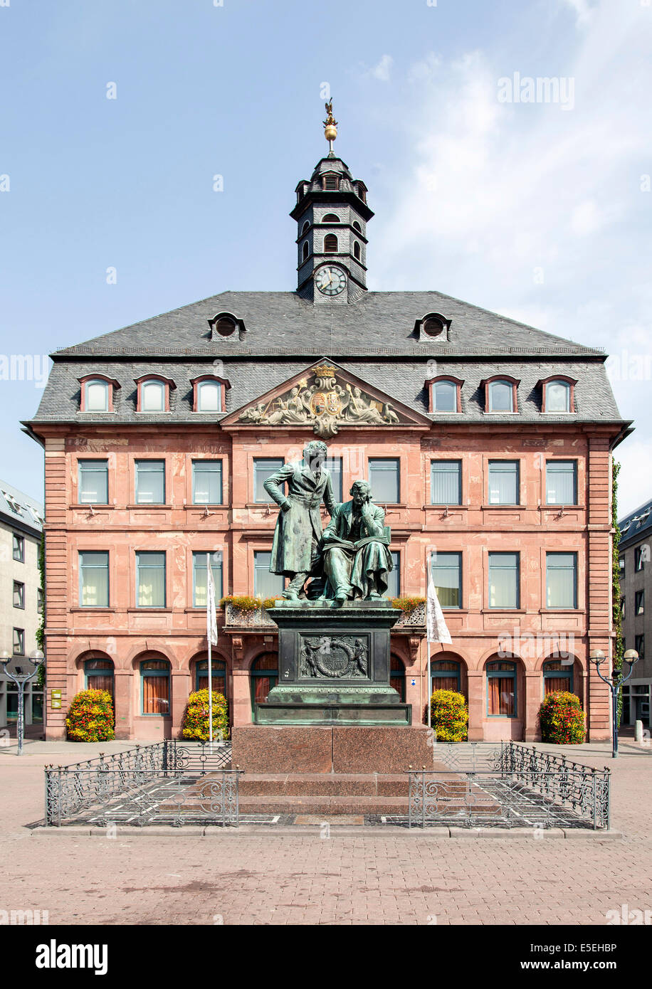 Nuevo Ayuntamiento y los hermanos Grimm National Memorial, Hanau, Hesse, Alemania Foto de stock